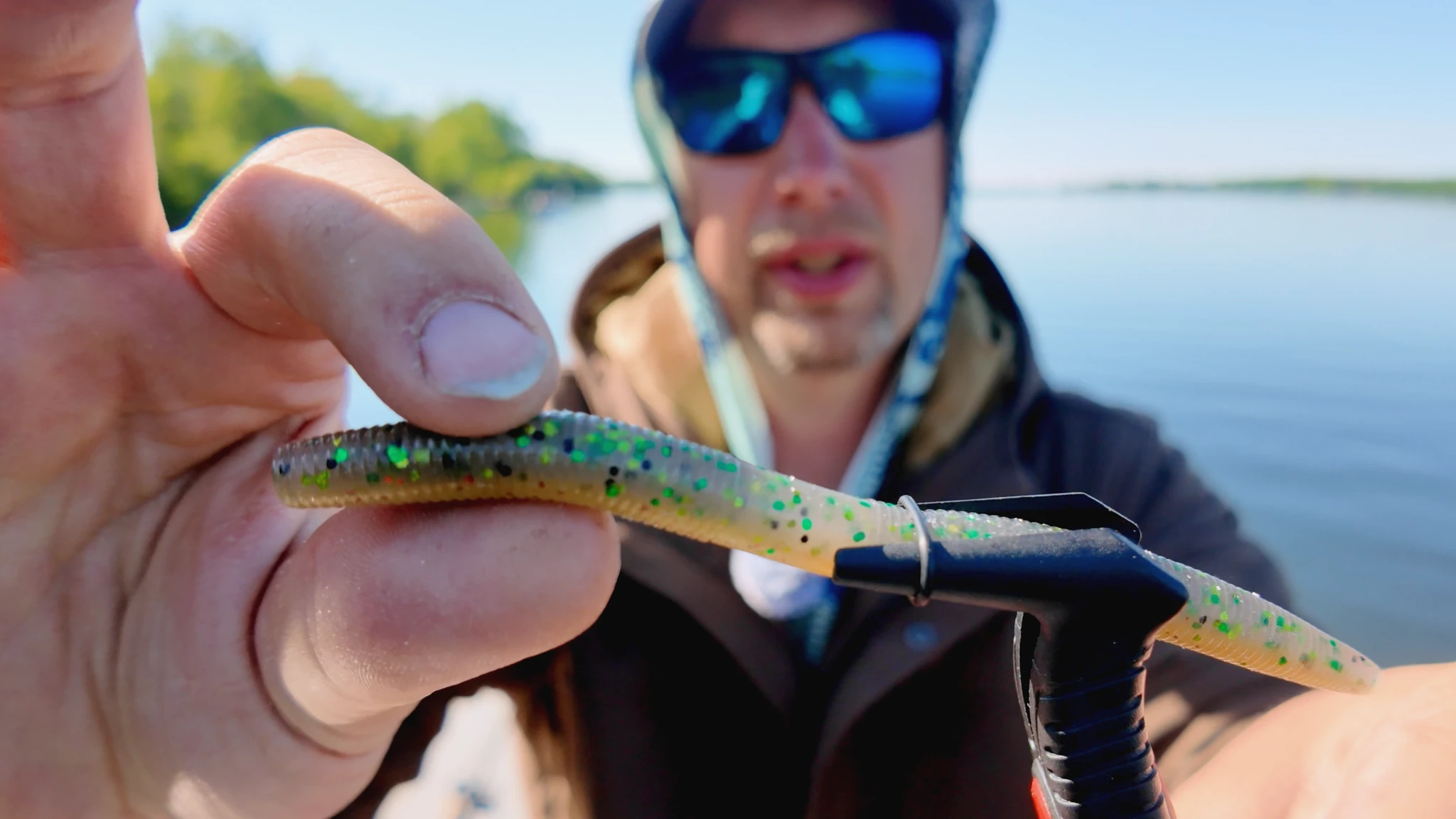 installing rubber band on wacky worm setup
